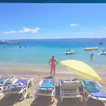Hébergement de vacances With A Sea View No 10, First Row By The Sea, House Ana *