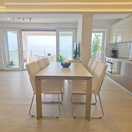 With A Sea View No 10, First Row By The Sea, House Ana Holiday home Duce