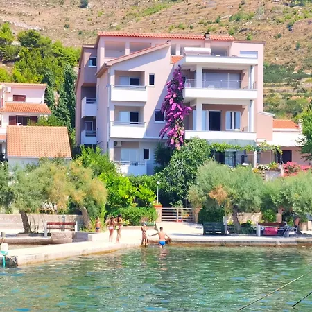 With A Sea View No 10, First Row By The Sea, House Ana Hébergement de vacances Duće
